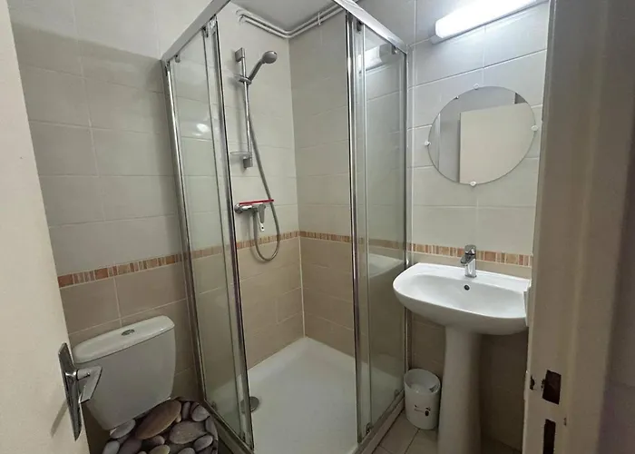 T4 Au Centre Avec Balcon Et 3 - Fr-1-593-21 * Les Angles (Pyrenees-Orientales)